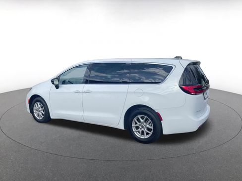 Used 2025 Chrysler Pacifica Select image 9