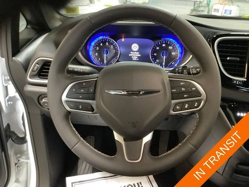 Certified 2026 Chrysler Pacifica Select FWD image 24
