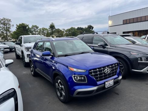 Used 2023 Hyundai Venue Limited image 2