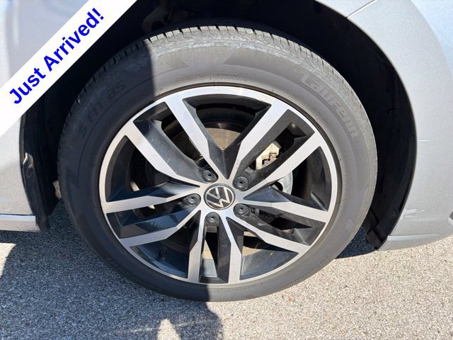 Used 2025 Volkswagen Jetta SE FWD image 19