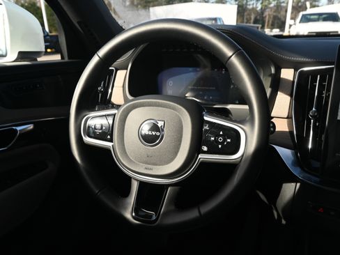 Used 2025 Volvo XC90 B6 Plus image 11