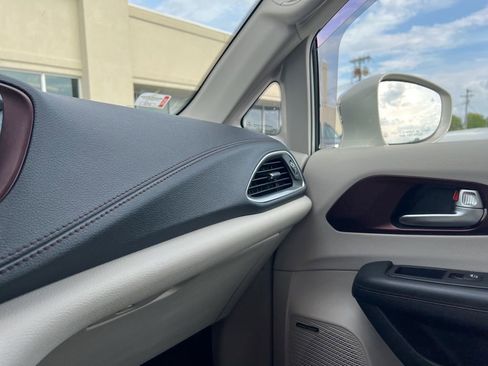 Used 2019 Chrysler Pacifica Limited image 17