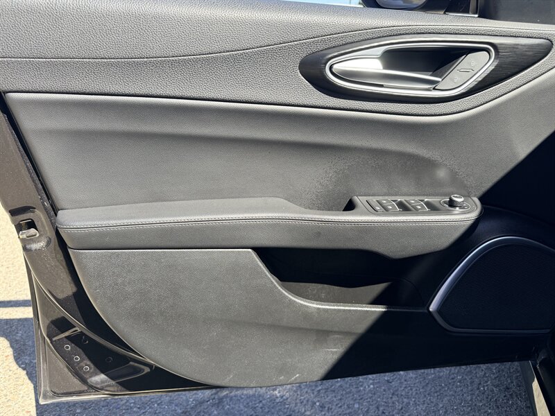 Used 2018 Alfa Romeo Giulia AWD image 21