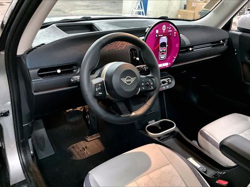 Used 2025 MINI Cooper 2-Door Hardtop image 16