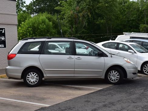 Used 2010 Toyota Sienna CE FWD image 4