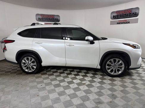 Used 2022 Toyota Highlander Limited FWD image 4