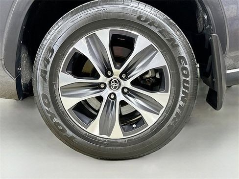 Used 2023 Toyota Highlander XLE image 31