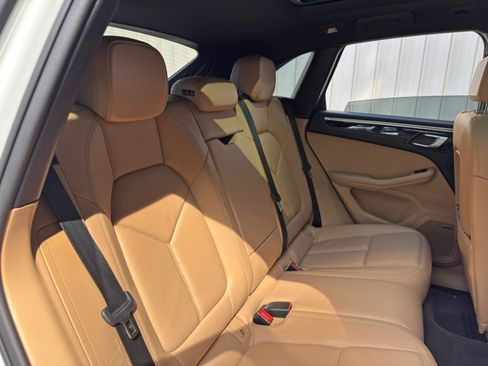 Used 2018 Porsche Macan AWD/4WD image 38