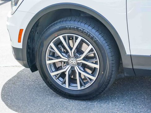 Used 2019 Volkswagen Tiguan SE w/ Panoramic Sunroof Package FWD image 9