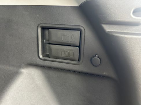 Used 2024 GMC Terrain SLT image 37