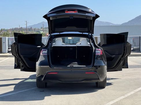 Used 2023 Tesla Model Y Long Range AWD/4WD image 25