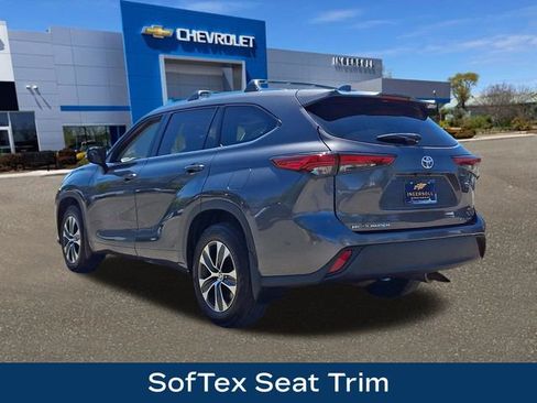 Used 2021 Toyota Highlander XLE AWD/4WD image 23