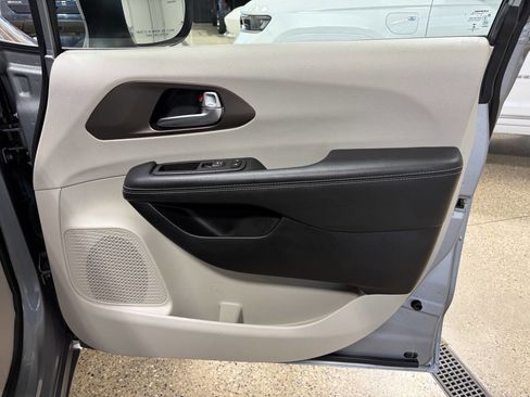 Used 2021 Chrysler Voyager Lxi image 30