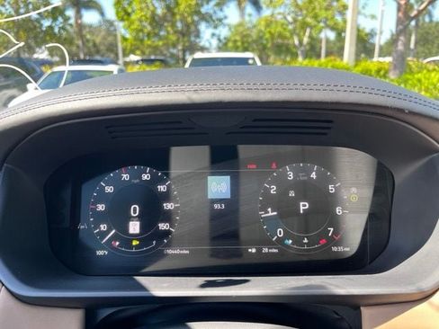 Used 2024 Land Rover Discovery Metropolitan Edition AWD/4WD image 16