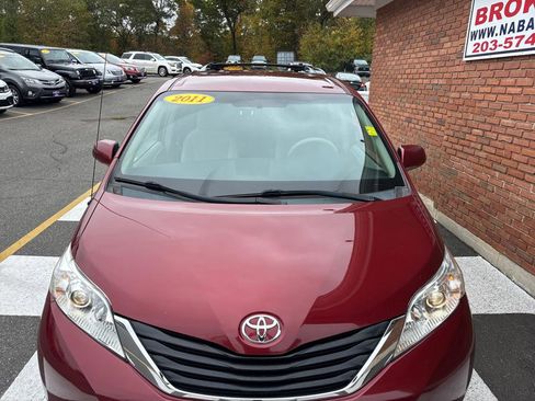 Used 2011 Toyota Sienna LE image 7