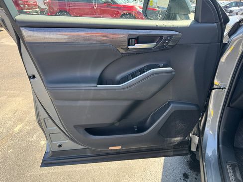 New 2026 Toyota Highlander Platinum AWD/4WD image 23