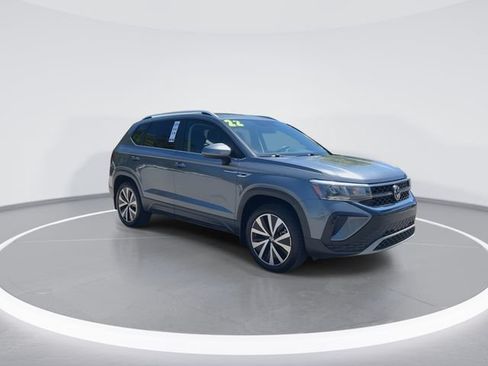 Used 2022 Volkswagen Taos SE FWD image 2