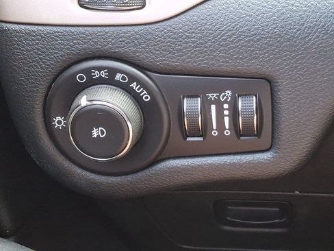 Used 2015 Jeep Cherokee Latitude AWD/4WD image 23