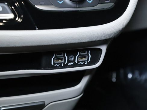 Used 2024 Chrysler Pacifica Limited FWD image 27