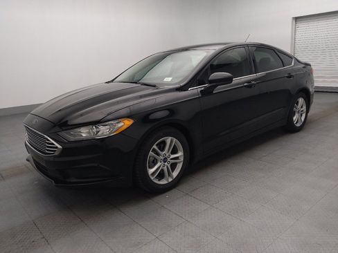 Used 2018 Ford Fusion SE w/ Fusion SE Technology Package FWD image 2