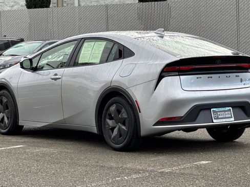 Used 2024 Toyota Prius LE image 6