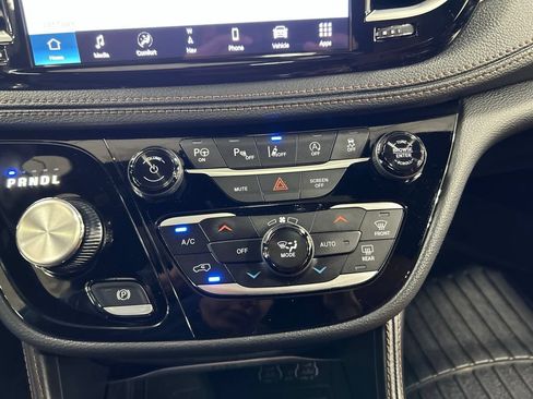Used 2024 Chrysler Pacifica Pinnacle w/ Trailer Tow Group AWD/4WD image 24