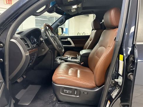 Used 2016 Toyota Land Cruiser image 17
