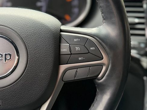 Used 2021 Jeep Grand Cherokee Laredo X image 9