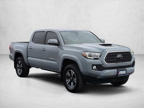 Used 2018 Toyota Tacoma TRD Sport image 3