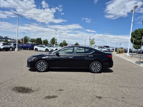 Used 2024 Nissan Altima 2.5 SV FWD image 2