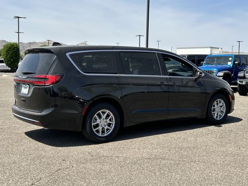 New 2026 Chrysler Pacifica Select FWD image 5