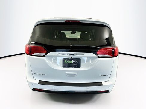 Used 2020 Chrysler Pacifica Limited w/ Tire & Wheel Group FWD image 7