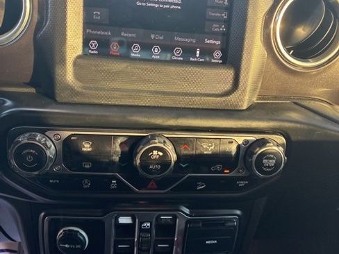 Used 2019 Jeep Wrangler Unlimited Sahara image 14