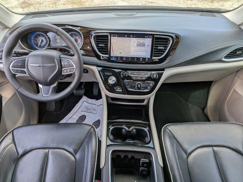 Used 2024 Chrysler Pacifica Limited image 18