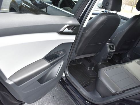 Used 2023 Volkswagen Taos SE w/ Panoramic Sunroof Package AWD/4WD image 24