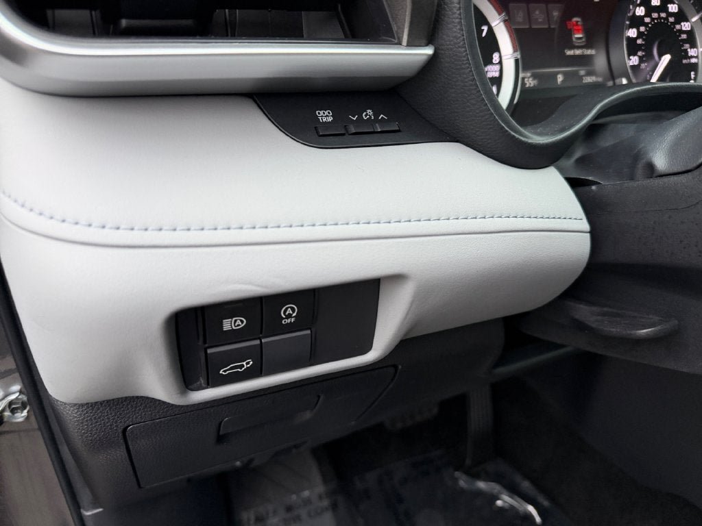 Used 2023 Toyota Highlander LE FWD image 19