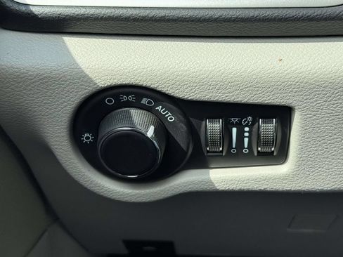 Used 2022 Chrysler Voyager LX FWD image 23