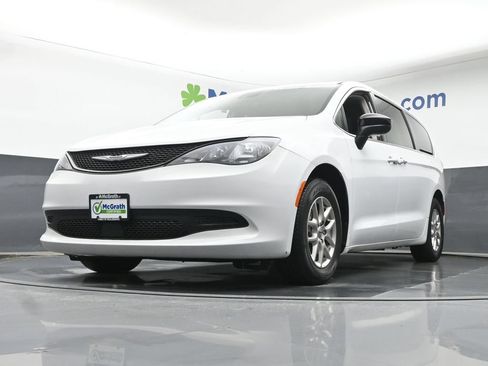 Used 2024 Chrysler Voyager LX FWD image 7