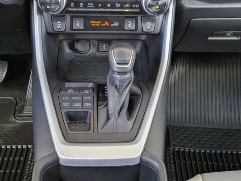 Used 2022 Toyota RAV4 XLE Premium image 17