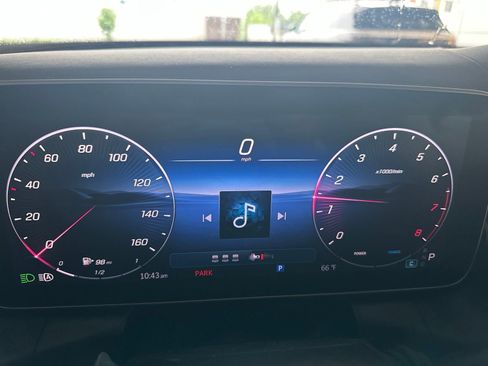 Used 2025 Mercedes-Benz GLC 300 4MATIC image 1