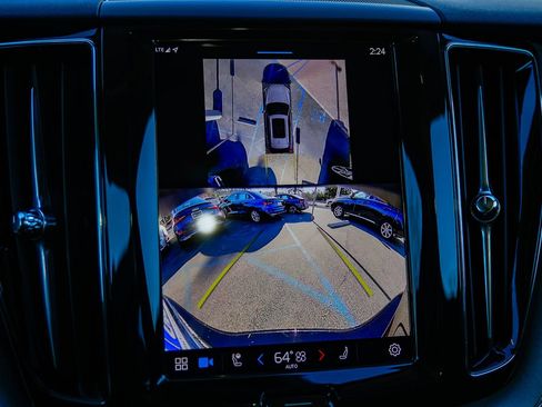 Used 2025 Volvo XC60 B5 Plus image 26