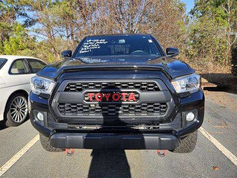 Used 2019 Toyota Tacoma TRD Off-Road image 2