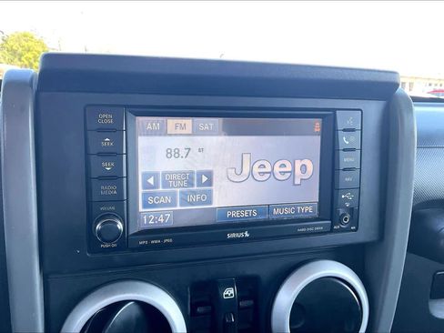 Used 2010 Jeep Wrangler Unlimited Sahara image 32