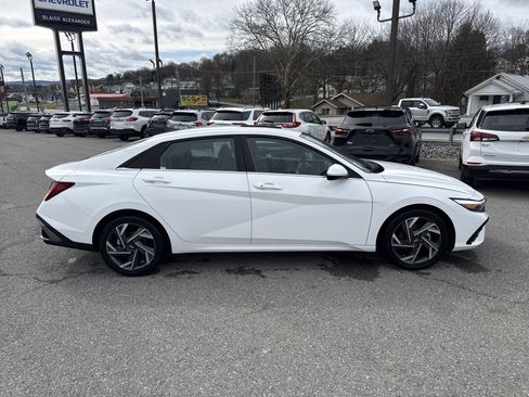 Used 2025 Hyundai Elantra SEL image 2
