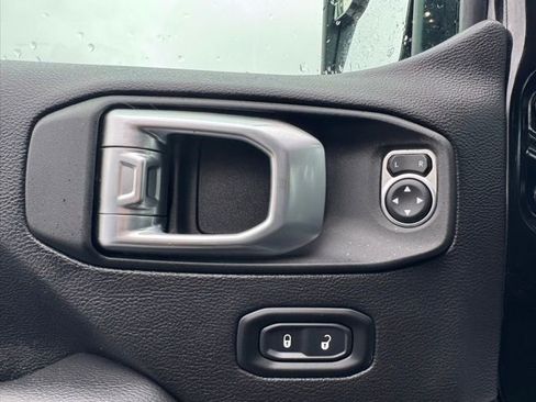 Used 2022 Jeep Gladiator Overland w/ Cold Weather Group image 13