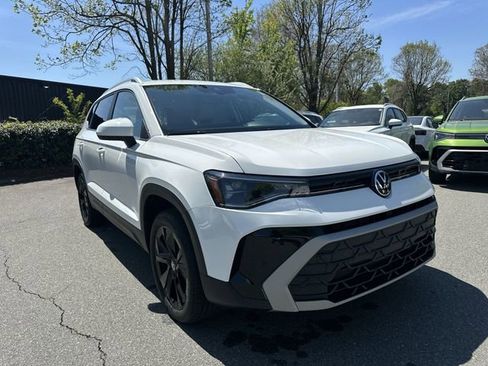 New 2026 Volkswagen Taos SE image 7