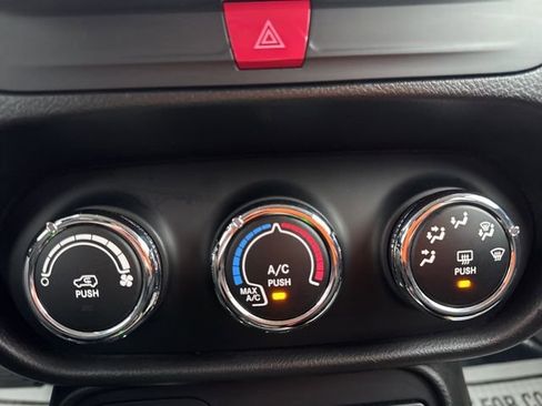 Used 2017 Jeep Renegade Latitude image 21