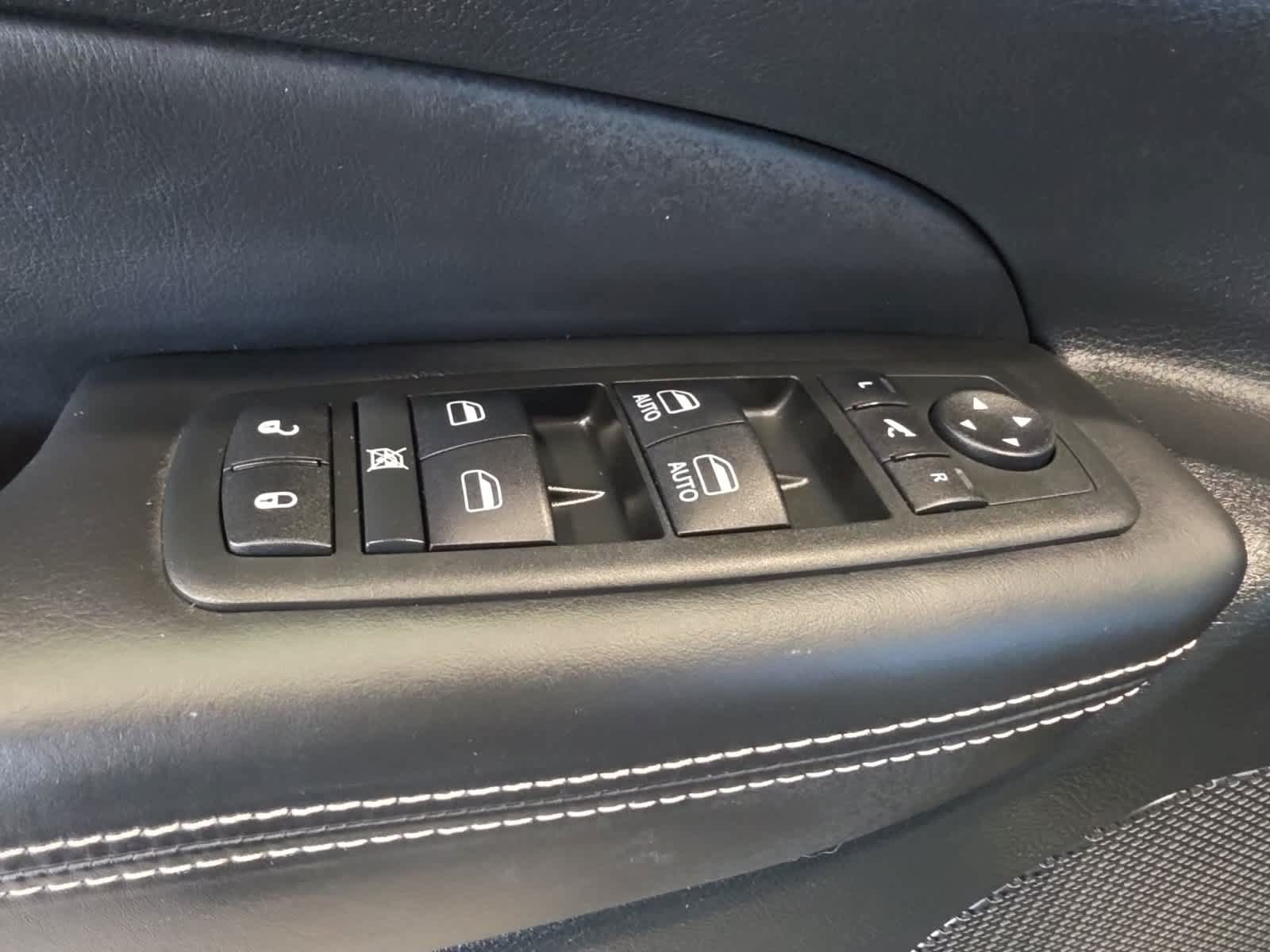 Used 2015 Jeep Grand Cherokee Overland w/ Advanced Technology Group AWD/4WD image 19