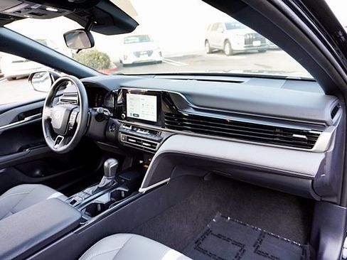 Used 2025 Toyota Camry SE image 9