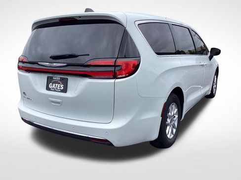 Used 2023 Chrysler Pacifica Touring-L FWD image 9